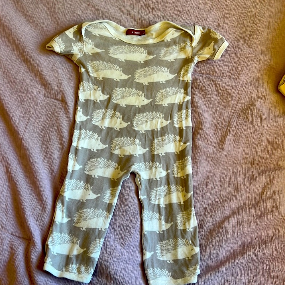 Milkbarn hedgehog Jammie’s, added buttons for quick change, size 6-12